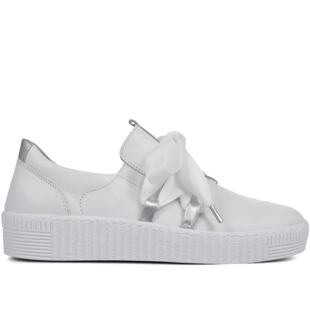 Lace-Up Low-Cut Sneakers / 319 497